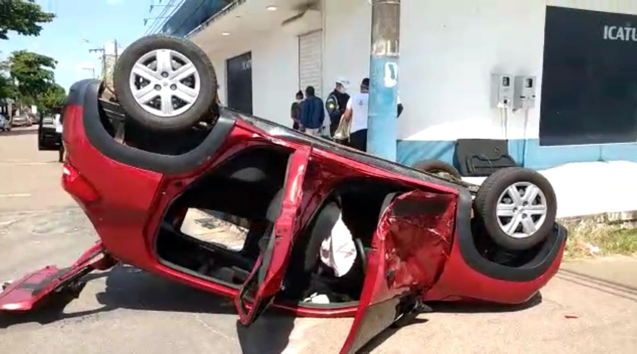 CAPOTAMENTO: Mulheres são socorridas após acidente no centro - FOTOS - News Rondônia