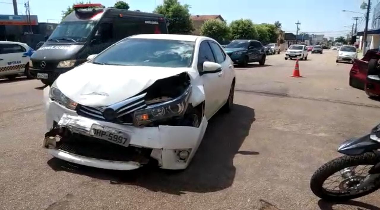 CAPOTAMENTO: Mulheres são socorridas após acidente no centro - FOTOS - News Rondônia