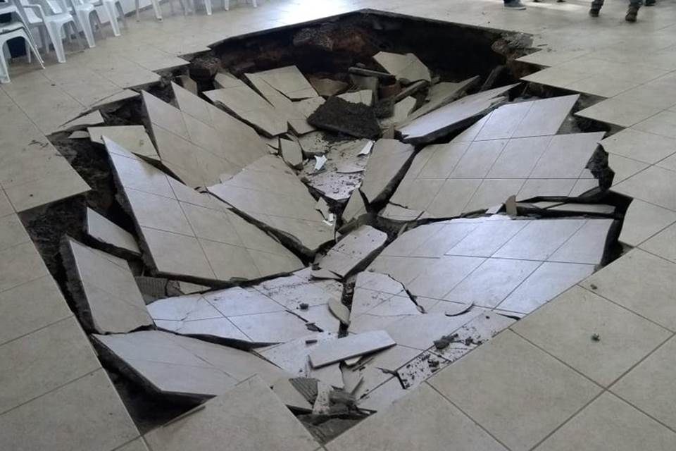 VÍDEO: PISO DE ESCOLA NO INTERIOR DO RS CEDE E ALUNOS CAEM EM BURACO - News Rondônia