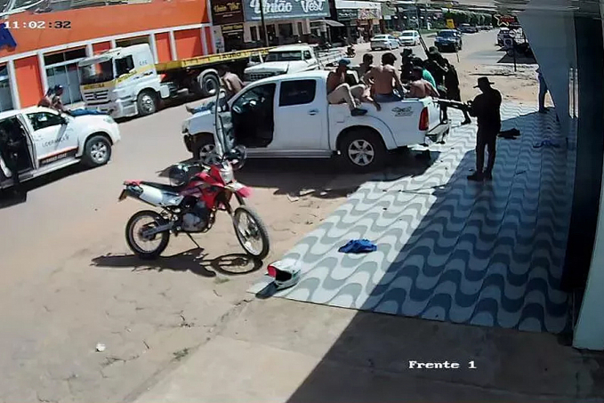 URGENTE - Quadrilha ataca agência do Sicoob e mantém 30 pessoas reféns; veja vídeo - News Rondônia