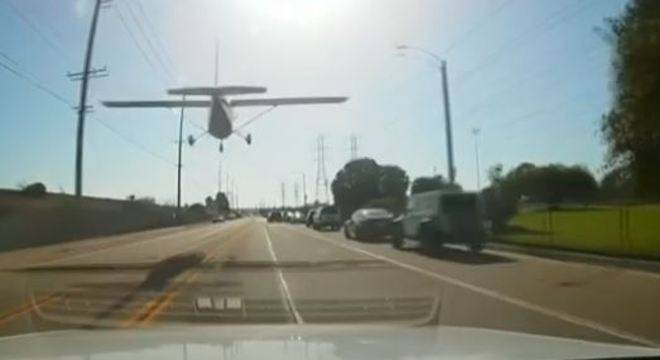 AVIÃO FAZ POUSO DE EMERGÊNCIA EM AVENIDA MOVIMENTADA NOS EUA - News Rondônia