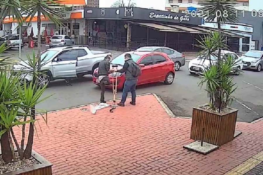 Homem amputado chora ao ganhar muleta de desconhecido na rua - News Rondônia