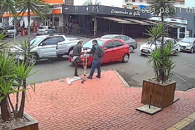 Homem amputado chora ao ganhar muleta de desconhecido na rua - News Rondônia