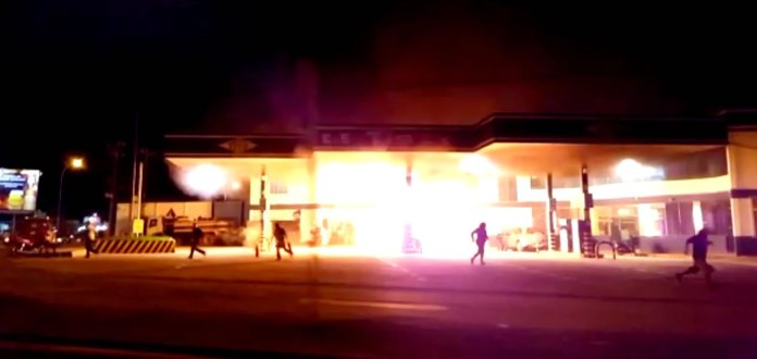 EM CHAMAS: POSTO DE GASOLINA É DESTRUÍDO PELO FOGO NA CIDADE DE COBIJA, LADO BOLIVIANO - News Rondônia
