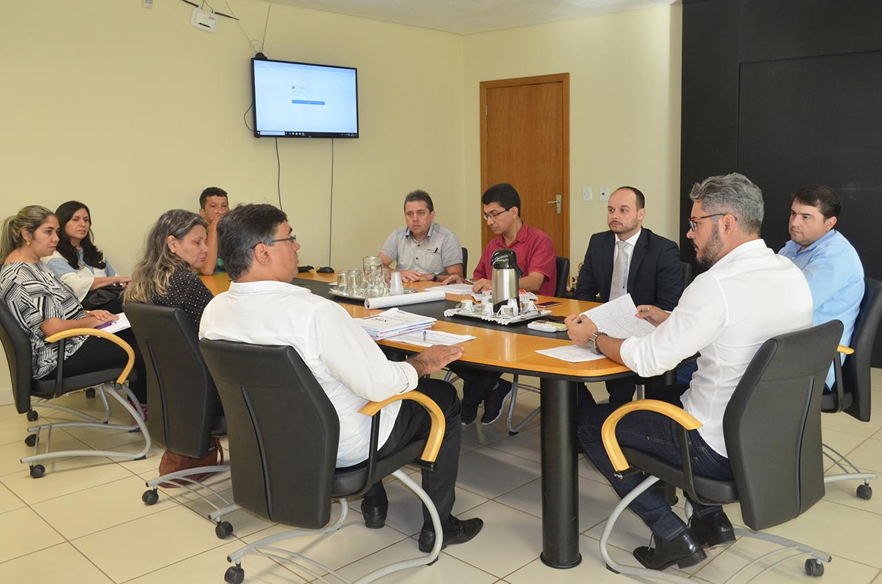APRESENTADOS ESTUDOS SOBRE IMPACTO FINANCEIRO PARA ADEQUAÇÃO DE SALÁRIOS DE SERVIDORES DE ARIQUEMES - News Rondônia