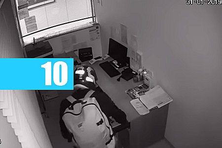 HOMEM FICA PRESO, E QUEBRA PORTA DE CONCESSIONÁRIA APÓS ROUBAR R$ 6 MIL - VÍDEO - News Rondônia
