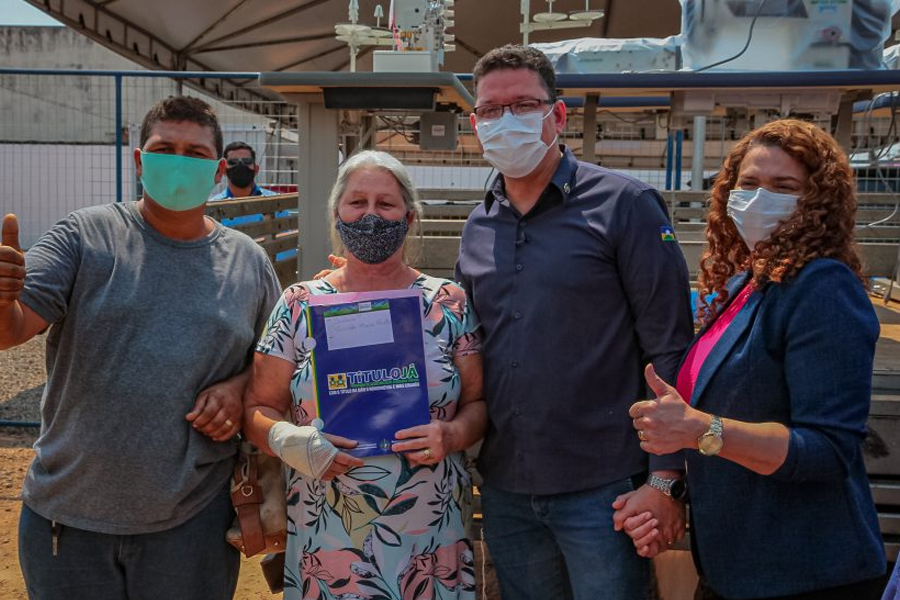 Governo de Rondônia entrega títulos urbanos para moradores do município de Cerejeiras - News Rondônia