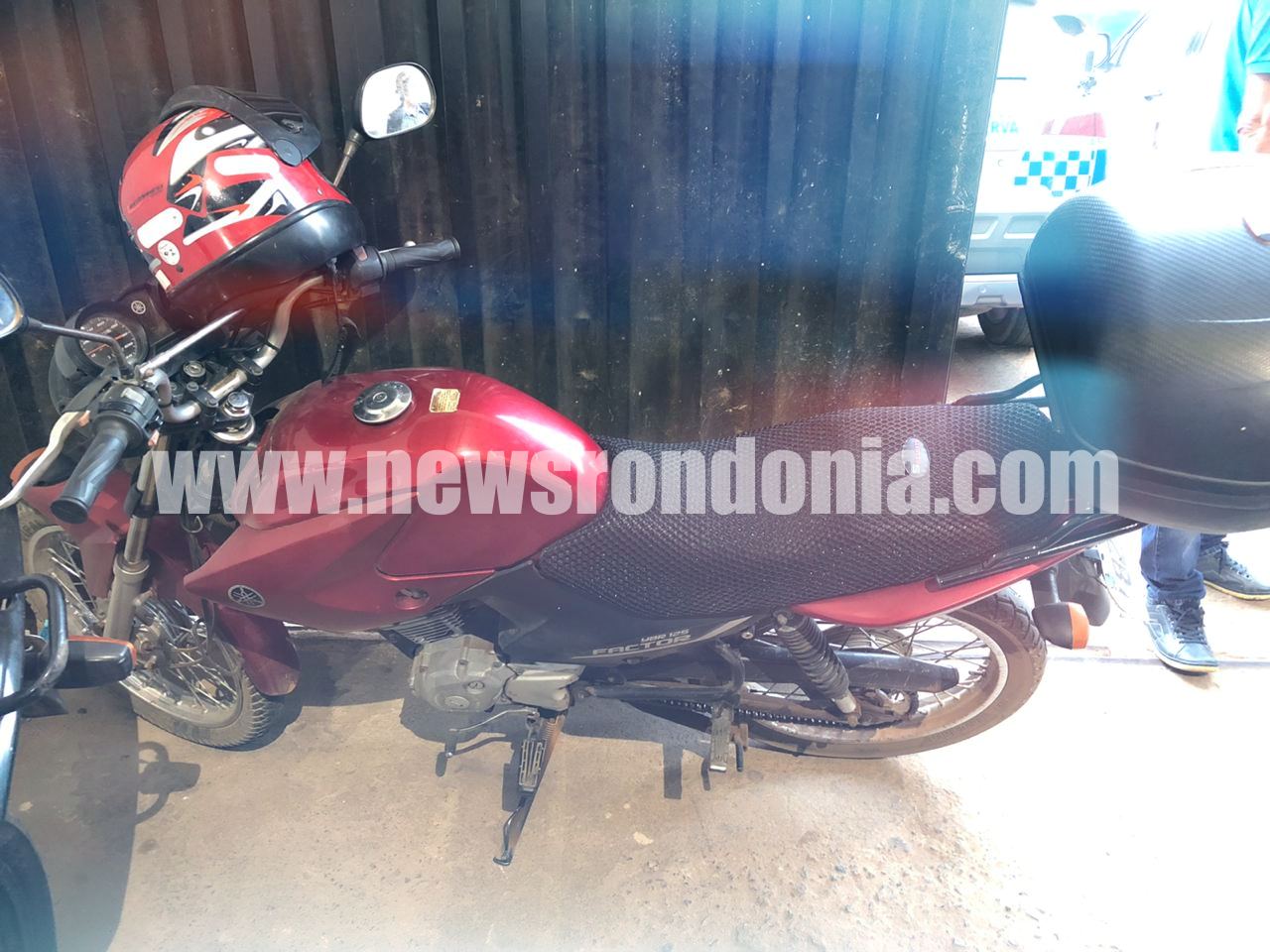 Polícia prende casal com revólver após roubo de moto em Porto Velho; suspeito estava escondido no telhado da casa do vizinho - News Rondônia