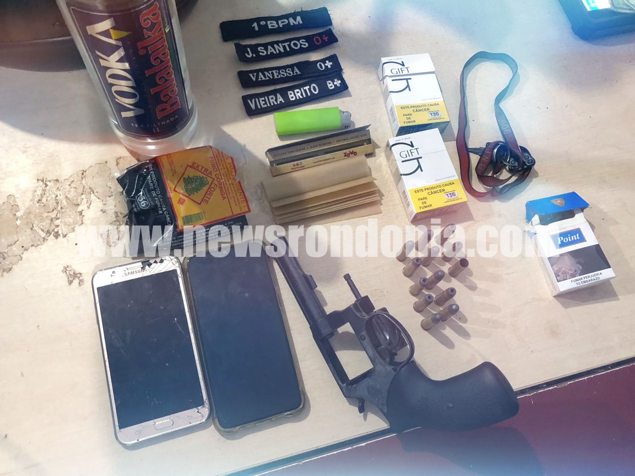 Polícia prende casal com revólver após roubo de moto em Porto Velho; suspeito estava escondido no telhado da casa do vizinho - News Rondônia