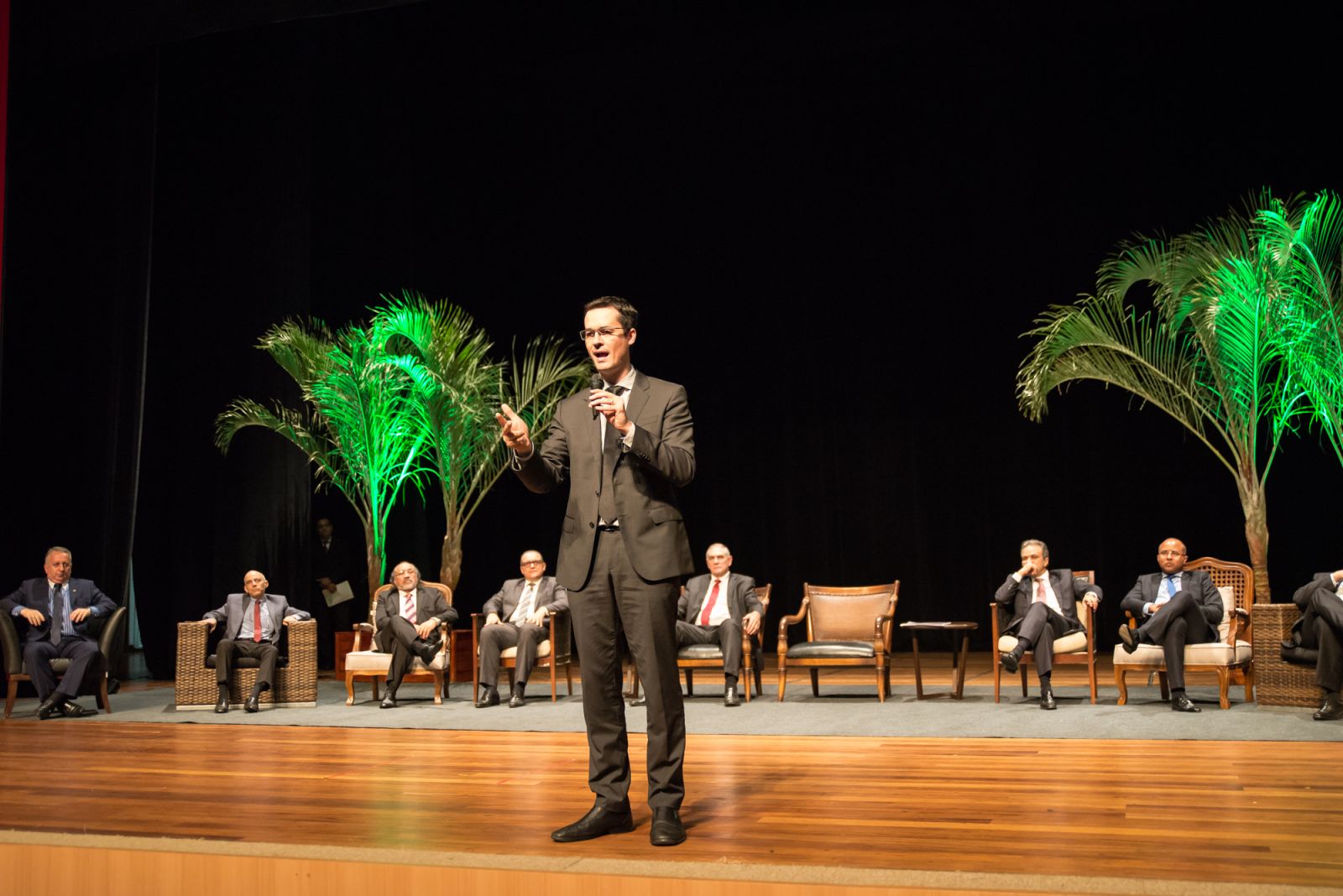 COM TEATRO LOTADO, COORDENADOR DA OPERAÇÃO LAVA JATO, DELTAN DALLAGNOL MINISTRA AULA INAUGURAL DA NOVA PÓS-GRADUAÇÃO DA EMERON - News Rondônia