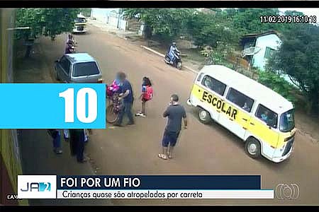 CRIANÇAS CAEM DE BICICLETAS E QUASE SÃO ATROPELADAS POR CAMINHÃO EM GOIÁS - News Rondônia
