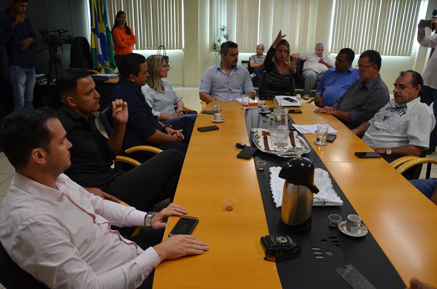 AÇÃO CONJUNTA: PREFEITURA PROMOVE REUNIÃO COM LEGISLATIVO MUNICIPAL E ESTADUAL PARA SOLUCIONAR IMPACTOS PROVOCADOS PELO EXCESSO DE CHUVAS E CHEIA DO RIO JAMARI - News Rondônia