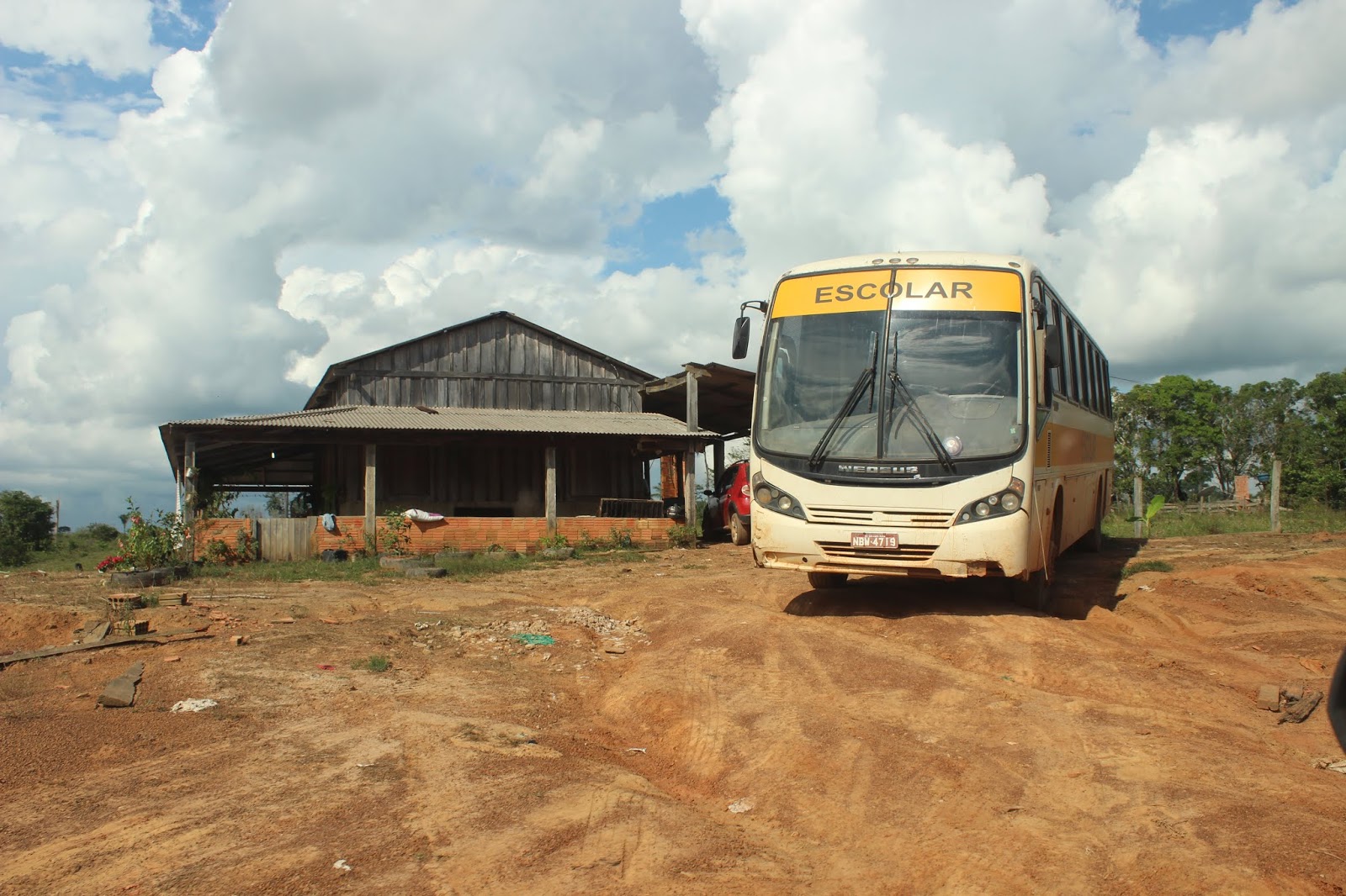 TRABALHADORES DO TRANSPORTE ESCOLAR DE EXTREMA PARAM, E GARANTEM SÓ VOLTAR SE EMPRESA PAGAR OS SALÁRIOS ATRASADOS - News Rondônia