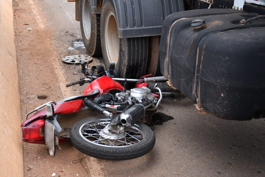 Moto para embaixo de caminhão e duas pessoas ficam feridas em acidente - News Rondônia