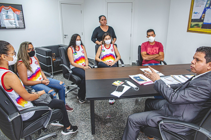 Deputado Jair Montes entrega passagens aéreas para atletas competirem no campeonato Brasileiro de Basquete 3x3 - News Rondônia