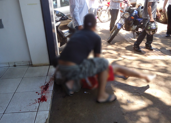 SE DEU MAL: JOVEM TENTA ROUBO E LEVA SURRA DA POPULAÇÃO - News Rondônia
