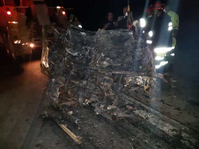 CARRO E ÔNIBUS BATEM DE FRENTE, PEGAM FOGO E MOTORISTA MORRE CARBONIZADO - News Rondônia