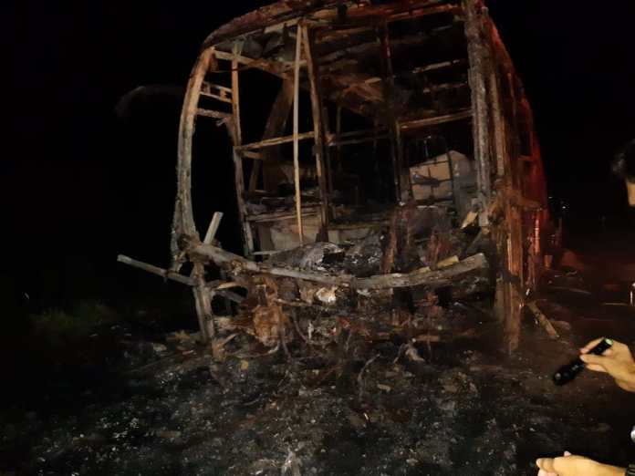 CARRO E ÔNIBUS BATEM DE FRENTE, PEGAM FOGO E MOTORISTA MORRE CARBONIZADO - News Rondônia