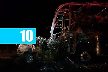 CARRO E ÔNIBUS BATEM DE FRENTE, PEGAM FOGO E MOTORISTA MORRE CARBONIZADO - News Rondônia