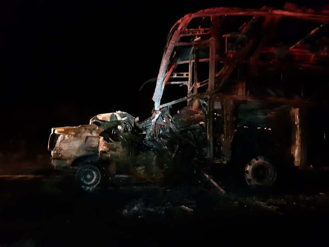 CARRO E ÔNIBUS BATEM DE FRENTE, PEGAM FOGO E MOTORISTA MORRE CARBONIZADO - News Rondônia