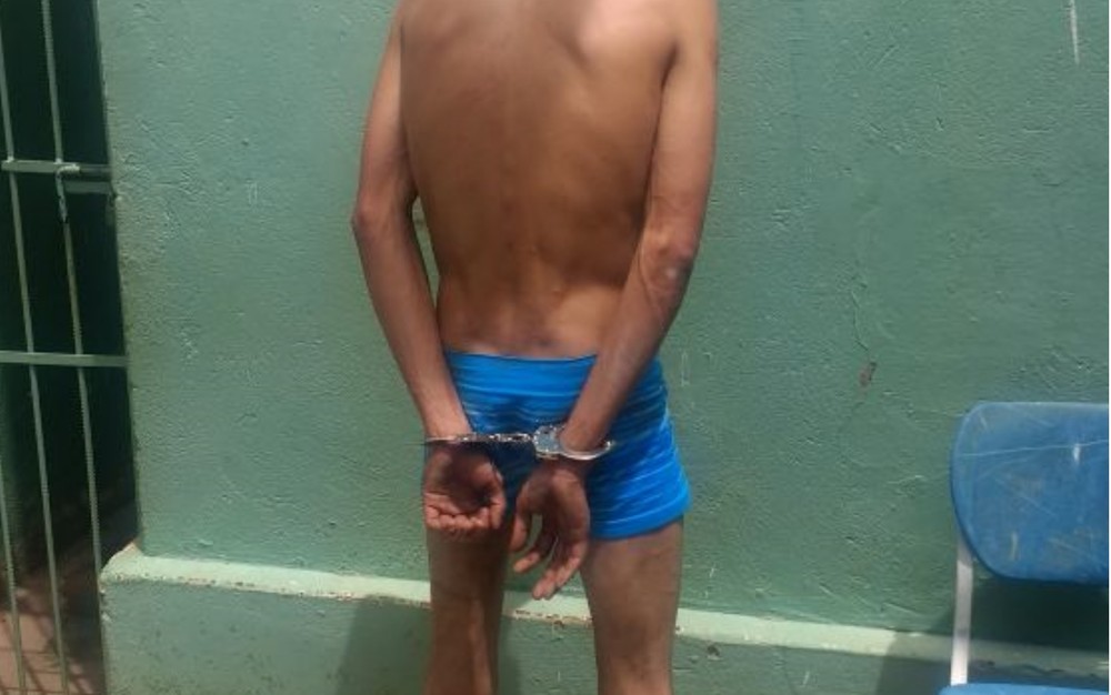 SÓ DE CUECA, JOVEM É PRESO ARMADO E FINGE QUE NÃO ESTAVA ACONTECENDO NADA - News Rondônia