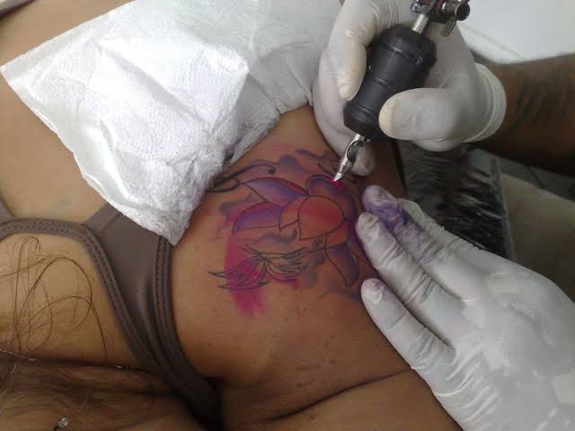 JOVEM DENUNCIA TATUADOR POR ESTUPRO DURANTE SESSÃO NA CAPITAL - News Rondônia