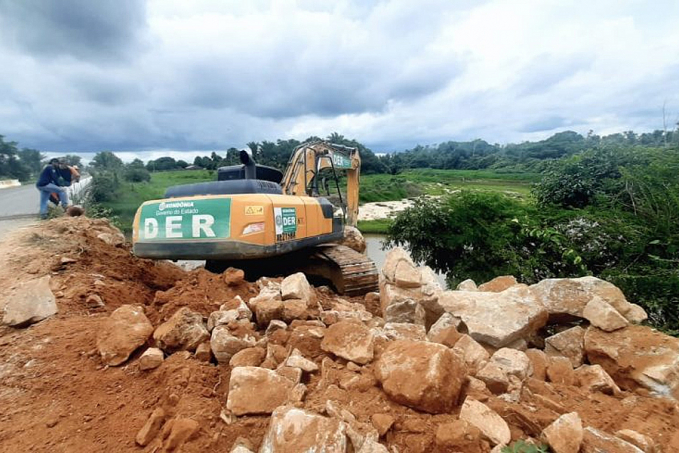 EROSÃO - DER atua na contenção e proteção da cabeceira da ponte do rio Paraíso na RO-470 - News Rondônia