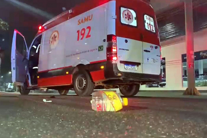 BÊBADO: Homem tenta atravessar Jorge Teixeira em meio aos carros e é atropelado - News Rondônia