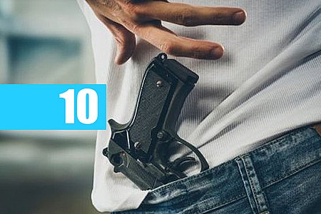AMEAÇADO POR FACÇÃO: SUSPEITO FOGE DE ABORDAGEM E JOGA ARMA EM TELHADO APÓS SOFRER QUEDA - News Rondônia
