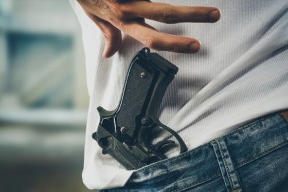 AMEAÇADO POR FACÇÃO: SUSPEITO FOGE DE ABORDAGEM E JOGA ARMA EM TELHADO APÓS SOFRER QUEDA - News Rondônia