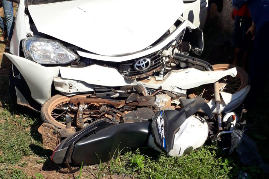 URGENTE: Motociclista fica em estado grave ao avançar preferencial e ser atingida por carro - News Rondônia