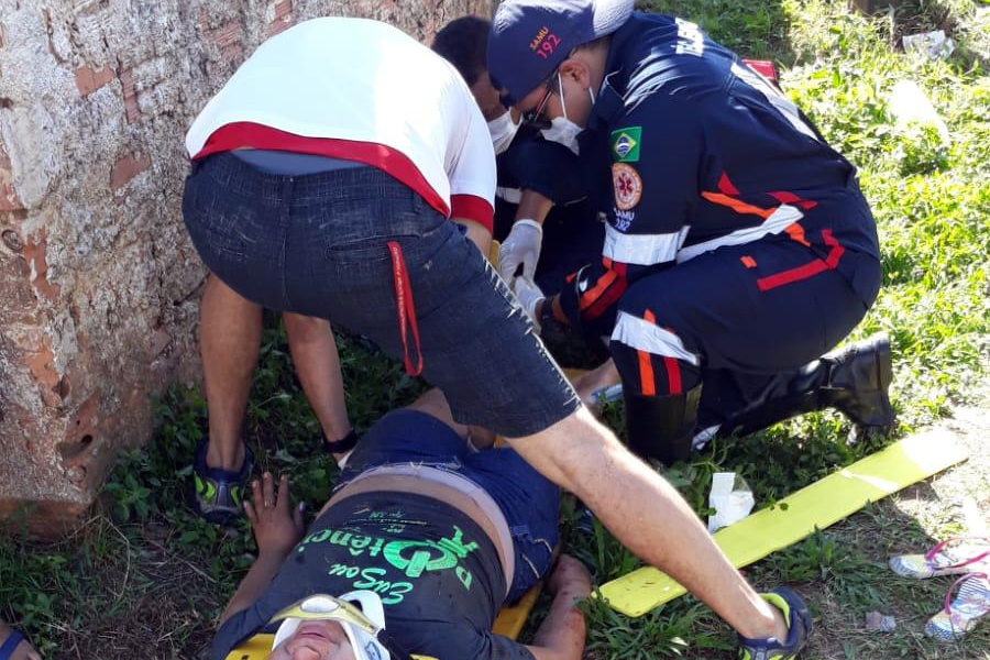 URGENTE: Motociclista fica em estado grave ao avançar preferencial e ser atingida por carro - News Rondônia