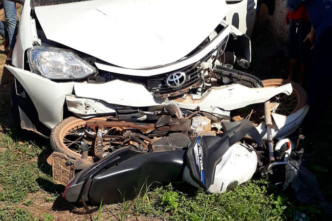 URGENTE: Motociclista fica em estado grave ao avançar preferencial e ser atingida por carro - News Rondônia