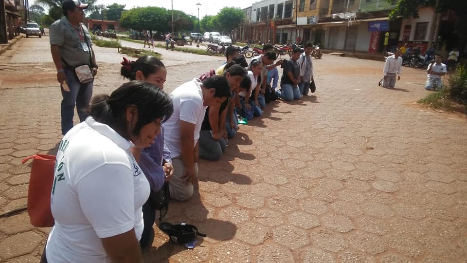 EM RIBERALTA, NA BOLÍVIA, JORNALISTAS ORAM NO MEIO DA RUA E PEDEM A PACIFICAÇÃO DO PAÍS - News Rondônia