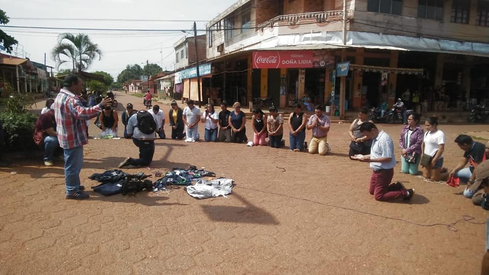 EM RIBERALTA, NA BOLÍVIA, JORNALISTAS ORAM NO MEIO DA RUA E PEDEM A PACIFICAÇÃO DO PAÍS - News Rondônia