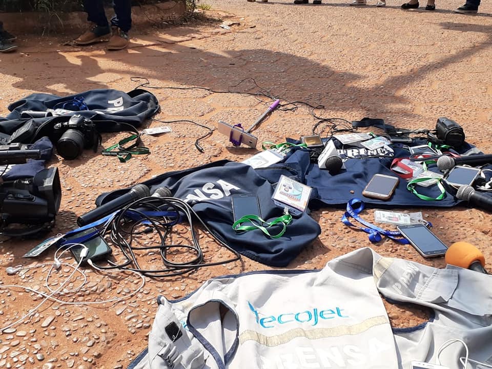 EM RIBERALTA, NA BOLÍVIA, JORNALISTAS ORAM NO MEIO DA RUA E PEDEM A PACIFICAÇÃO DO PAÍS - News Rondônia