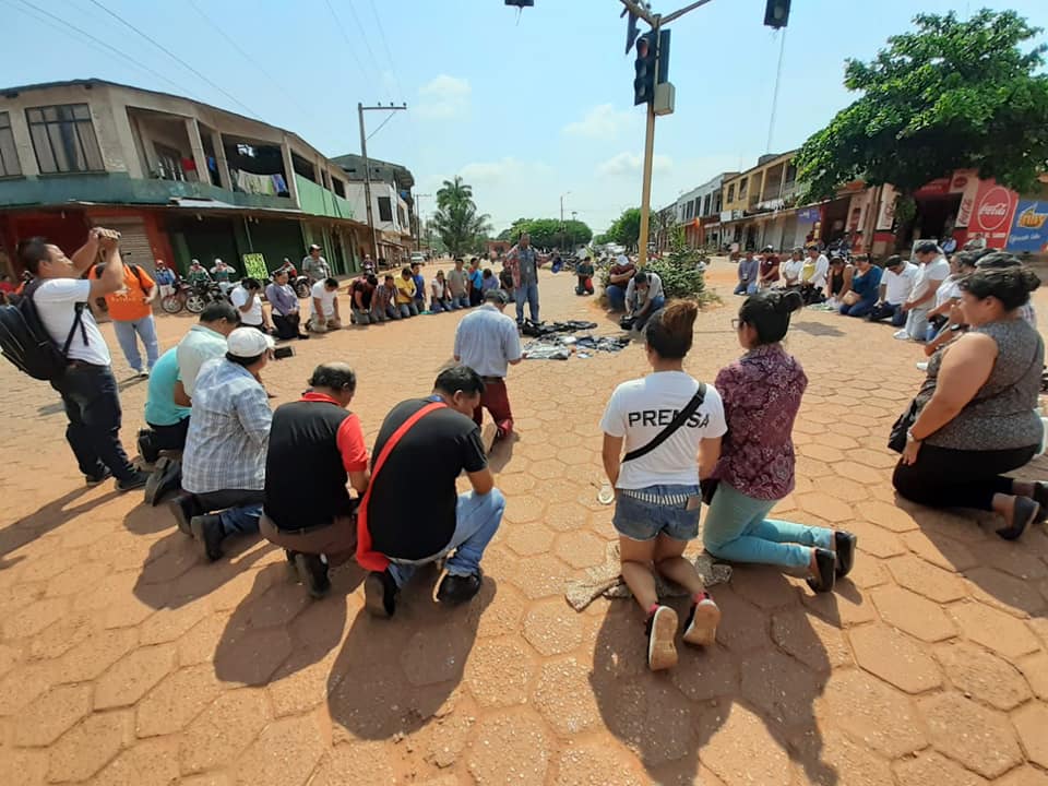 EM RIBERALTA, NA BOLÍVIA, JORNALISTAS ORAM NO MEIO DA RUA E PEDEM A PACIFICAÇÃO DO PAÍS - News Rondônia