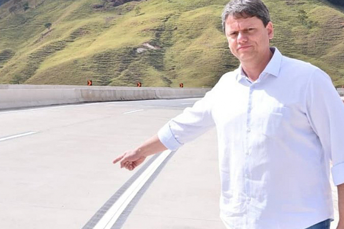 Em vídeo, Ministro mostra caminhões com máquinas que vão ser usadas na revitalização da BR-319 - News Rondônia