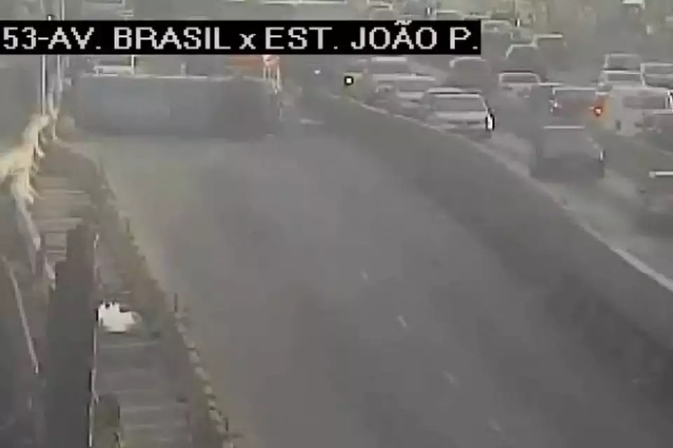 ÔNIBUS CAPOTA, BLOQUEIA O TRÂNSITO E DEIXA SEIS FERIDOS. VEJA - News Rondônia