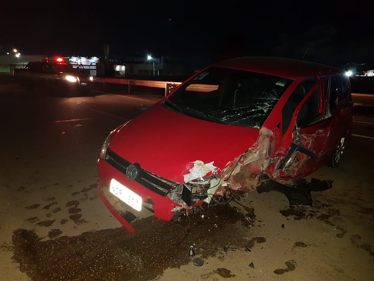 JOVEM MOTORISTA PERDE CONTROLE DA DIREÇÃO E BATE CONTRA GUARD RAIL - News Rondônia