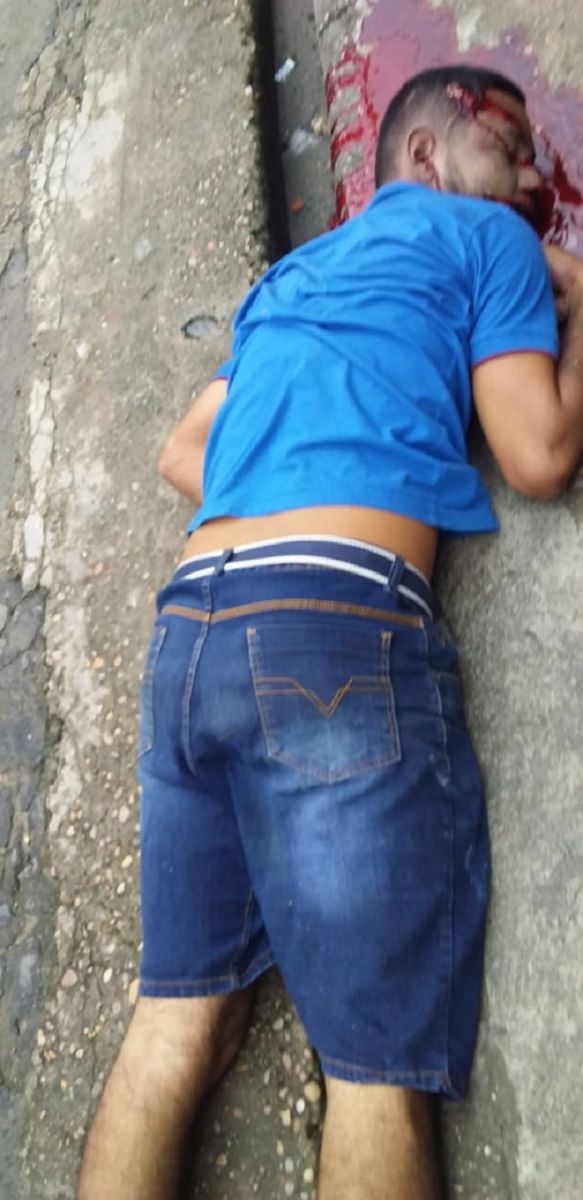 IMAGENS FORTES - Homem é executado com tiros na cabeça no Jorge Teixeira - News Rondônia