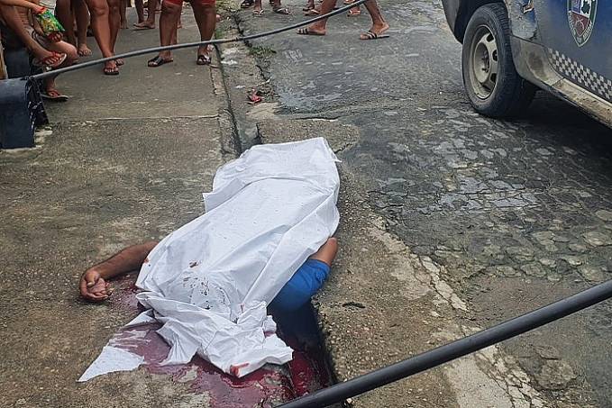 IMAGENS FORTES - Homem é executado com tiros na cabeça no Jorge Teixeira - News Rondônia