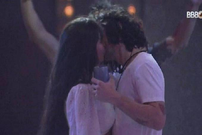 Fiuk e Thaís dão primeiro beijo durante festa no BBB21 - News Rondônia