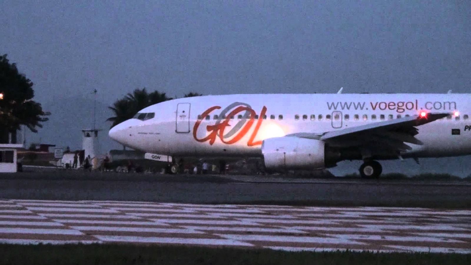 SUSTO NAS ALTURAS  AVIÃO QUE DECOLOU DE PORTO VELHO RETORNA RAPIDAMENTE AO AEROPORTO APÓS AVE ENTRAR EM TURBINA - News Rondônia