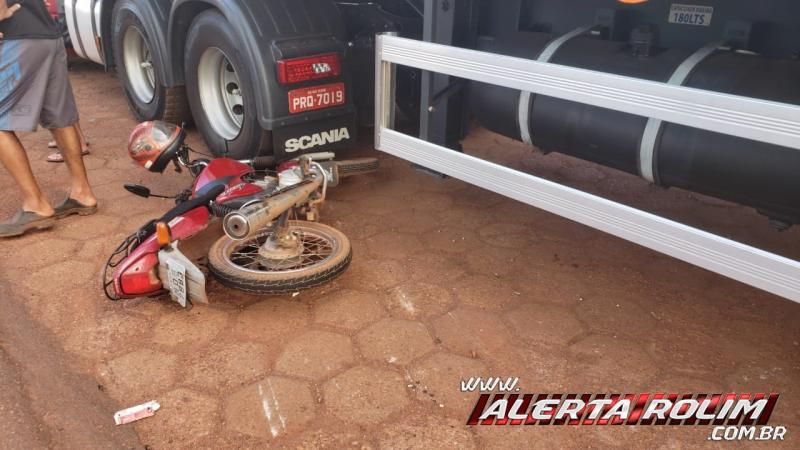 MOTOCICLISTA BATE EM CARRO E EM CARRETA QUE ESTAVA ESTACIONADA - News Rondônia