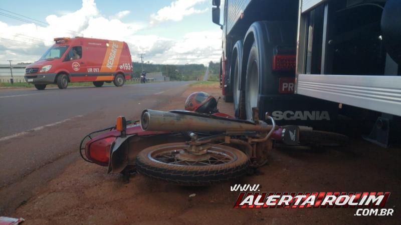 MOTOCICLISTA BATE EM CARRO E EM CARRETA QUE ESTAVA ESTACIONADA - News Rondônia