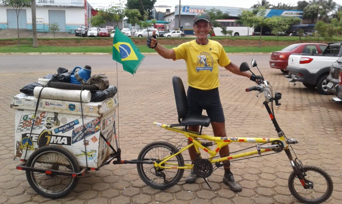 JARU: HOMEM QUE ESTÁ VIAJANDO DE BICICLETA DE SANTA CATARINA ATÉ CUJUBIM PASSA PELO MUNICÍPIO - News Rondônia