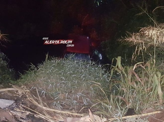 CARRO CAI DENTRO DE CÓRREGO E UMA PESSOA É SOCORRIDA PELO RESGATE DO CORPO DE BOMBEIROS - News Rondônia
