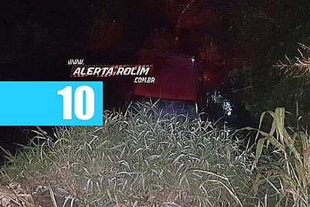 CARRO CAI DENTRO DE CÓRREGO E UMA PESSOA É SOCORRIDA PELO RESGATE DO CORPO DE BOMBEIROS - News Rondônia