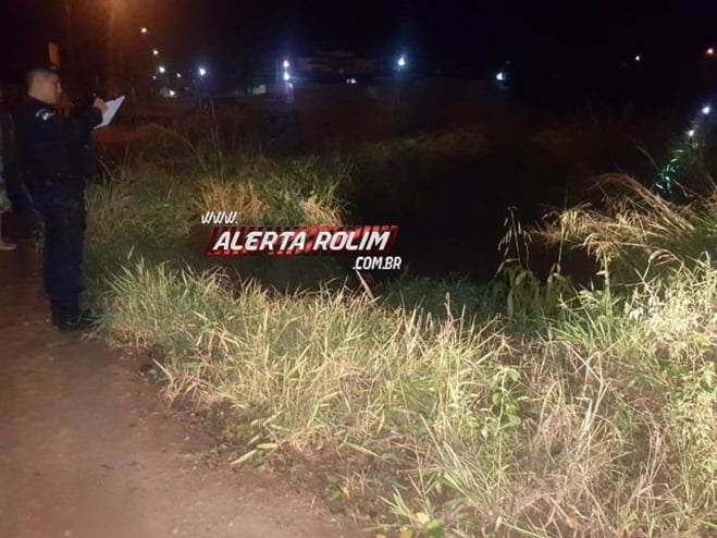 CARRO CAI DENTRO DE CÓRREGO E UMA PESSOA É SOCORRIDA PELO RESGATE DO CORPO DE BOMBEIROS - News Rondônia